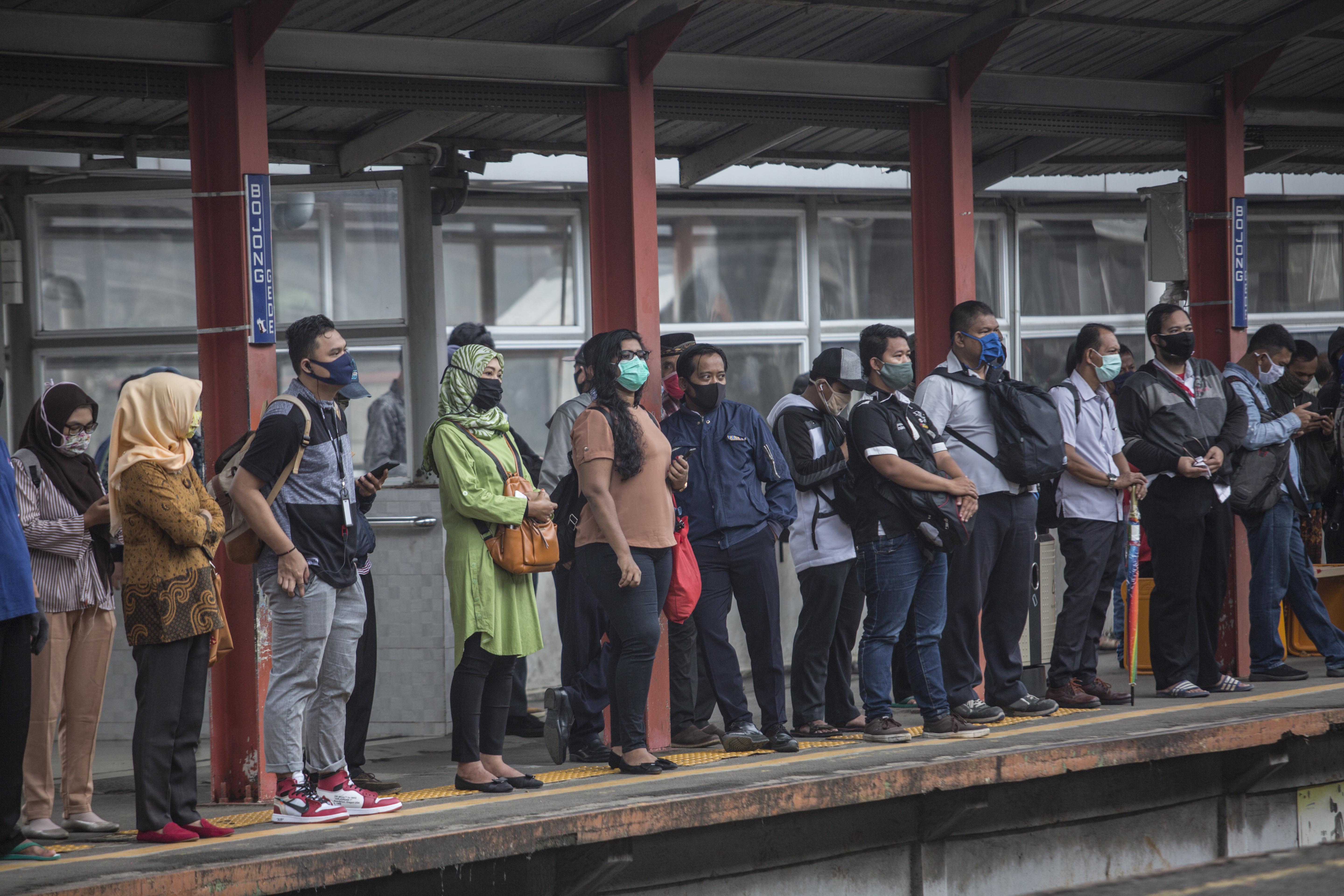 Penumpang KRL Commuter Line menunggu giliran swab test masal Covid -19 di Stasiun Bojong Gede, Bogor, Jawa Barat, Senin (11/5). Tes swab tersebut dilakukan kepada 200 calon penumpang KRL secara acak sebagai salah satu langkah untuk mendeteksi dan mencegah penyebaran virus COVID-19 di transportasi umum. Swab Test Masal di Stasiun KRL Bojong Gede