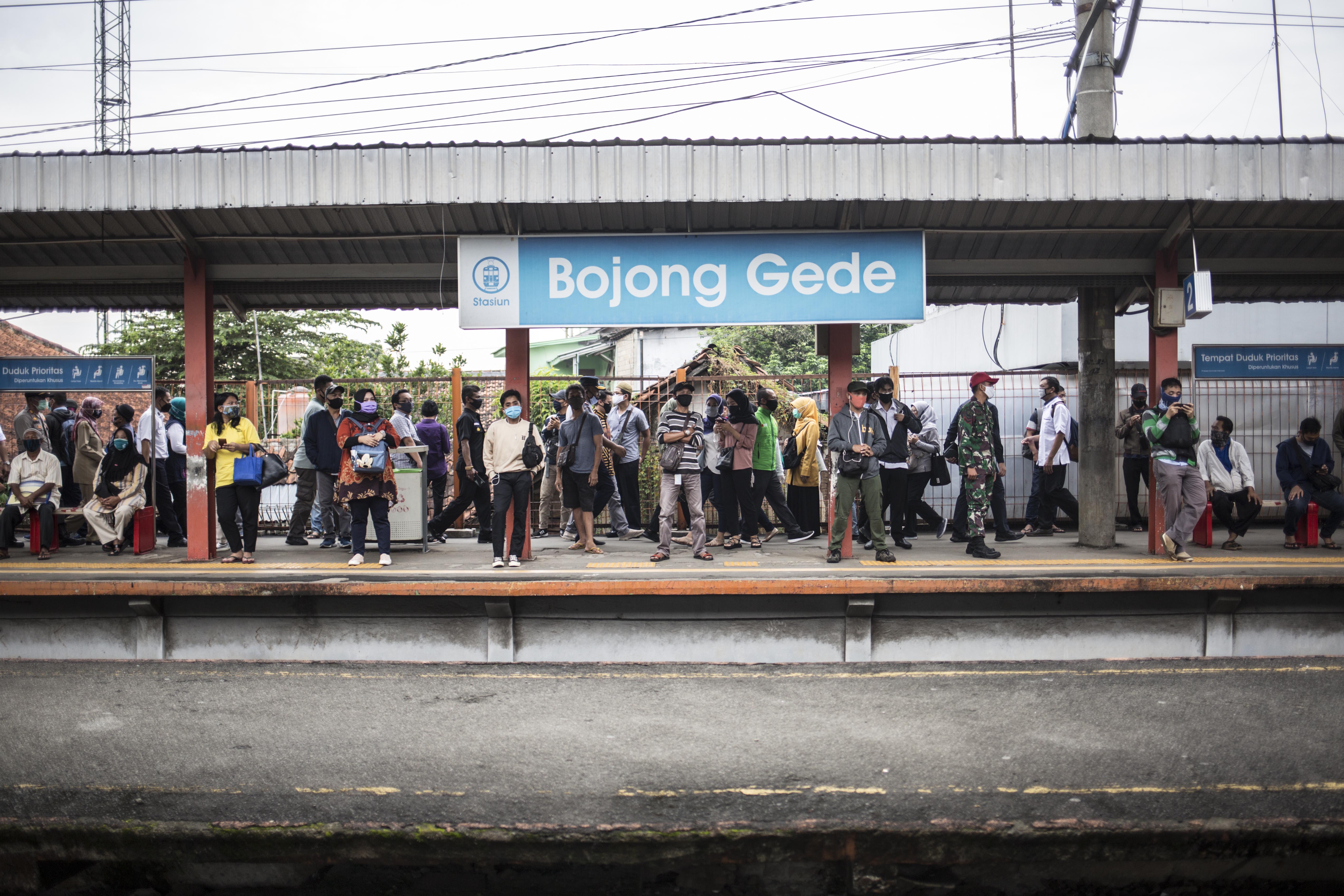 Penumpang KRL Commuter Line menunggu giliran swab test masal Covid -19 di Stasiun Bojong Gede, Bogor, Jawa Barat, Senin (11/5). Tes swab tersebut dilakukan kepada 200 calon penumpang KRL secara acak sebagai salah satu langkah untuk mendeteksi dan mencegah penyebaran virus COVID-19 di transportasi umum. Swab Test Masal di Stasiun KRL Bojong Gede