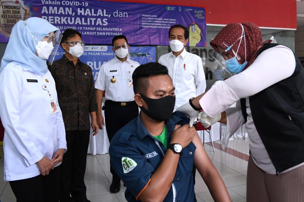 Jokowi tinjau vaksinasi covid-19 di Pasar Tanah Abang