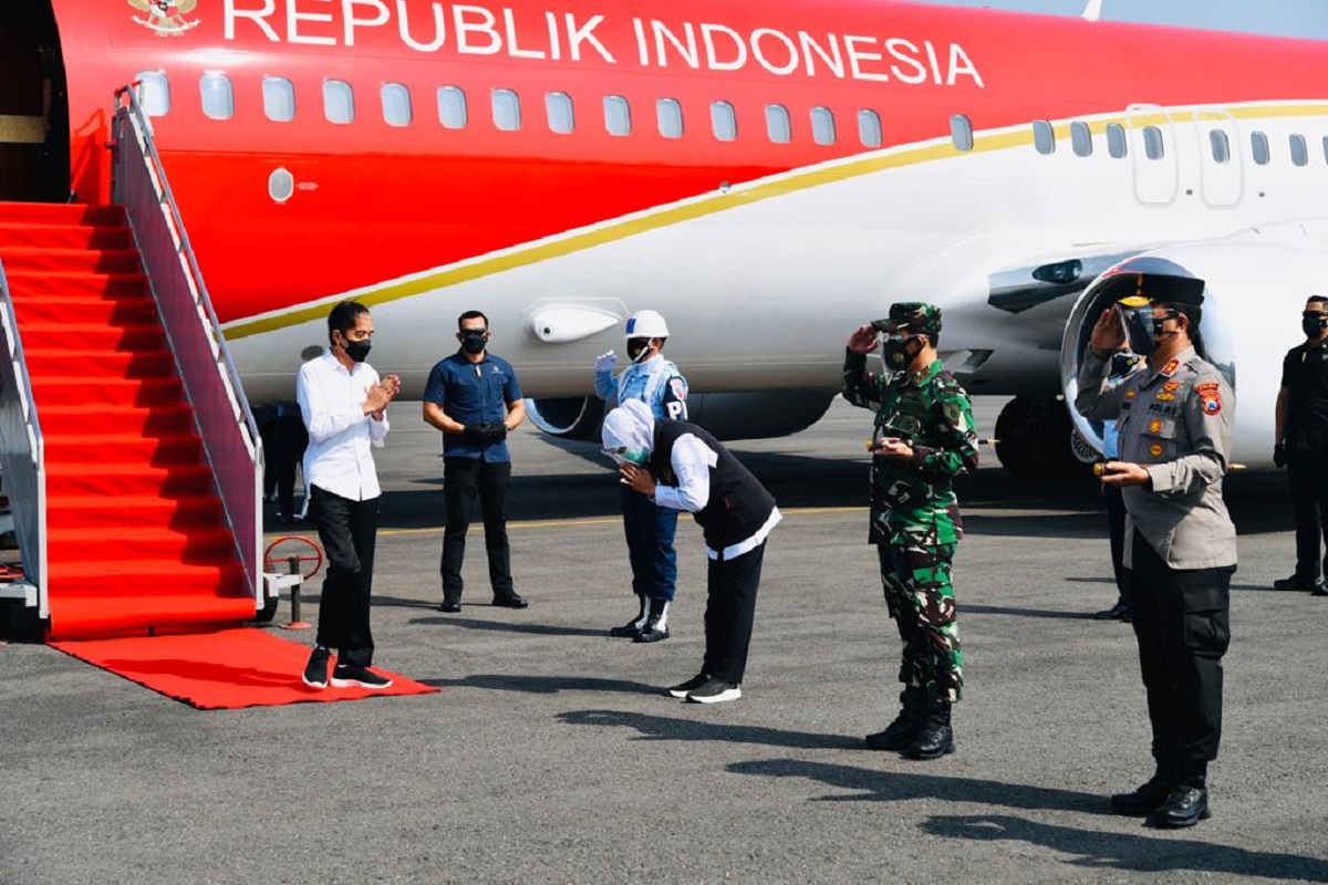 Presiden Joko Widodo usai mendarat di Lanud Iswahyudi, Magetan, Jawa Timur, Kamis (19/8). Foto: Laily Rachev - Biro Pers Sekretariat Presiden
