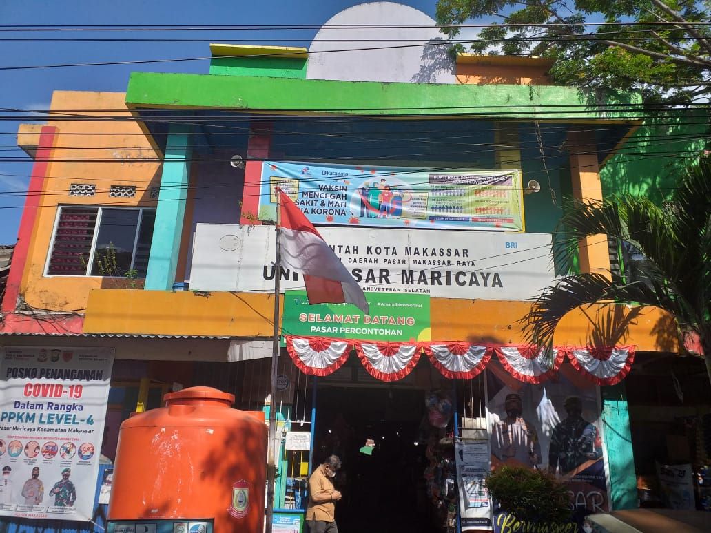 Spanduk untuk menangkal hoaks vaksinasi di Pasar Maricaya, Makassar