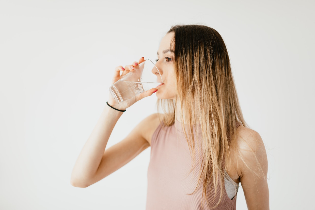 Ilustrasi Perempuan Sedang Minum Air Putih