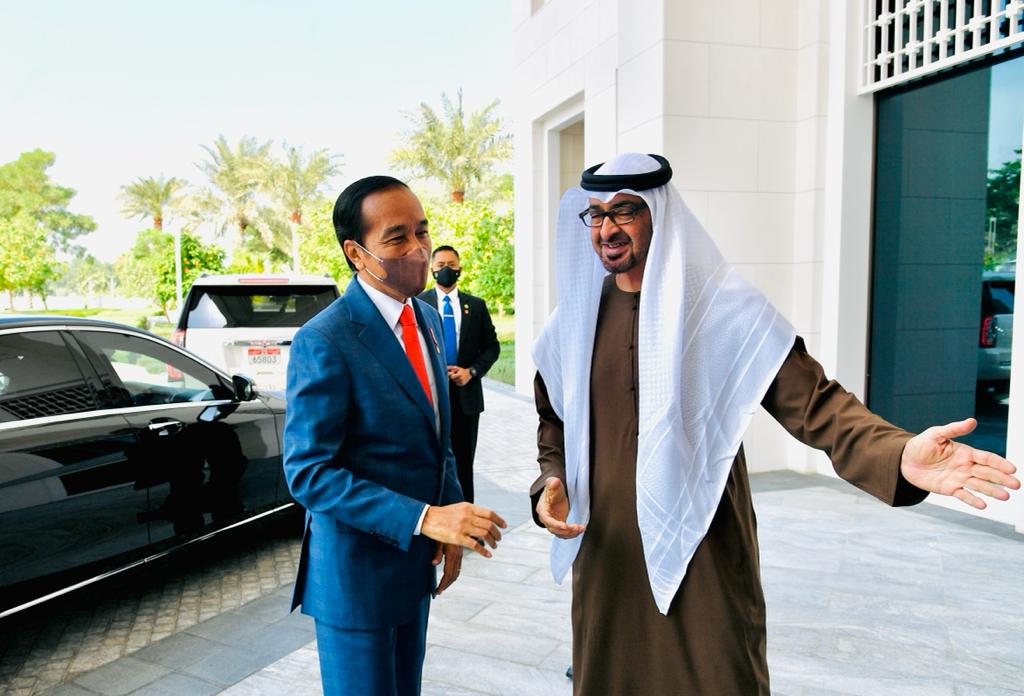 Presiden Joko Widodo bertemu Putra Mahkota Abu Dhabi Sheikh Mohammed Bin Zayed Al Nahyan di Istana Al-Shatie Abu Dhabi, Uni Emirat Arab, Rabu. Foto: B