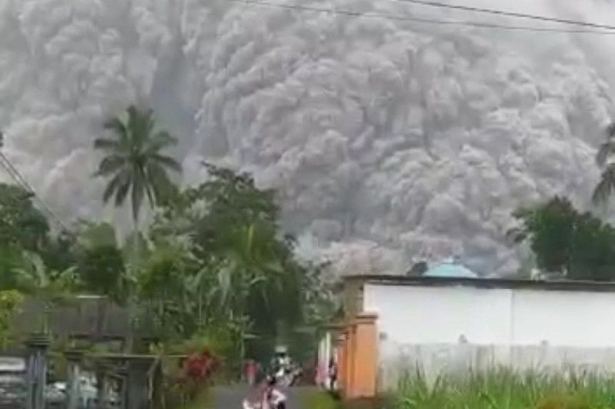 Awan panas dari letupan Gunung Semeru, Kabupaten Lumajang, Jawa Timur, Sabtu (4/12) Foto: Antara