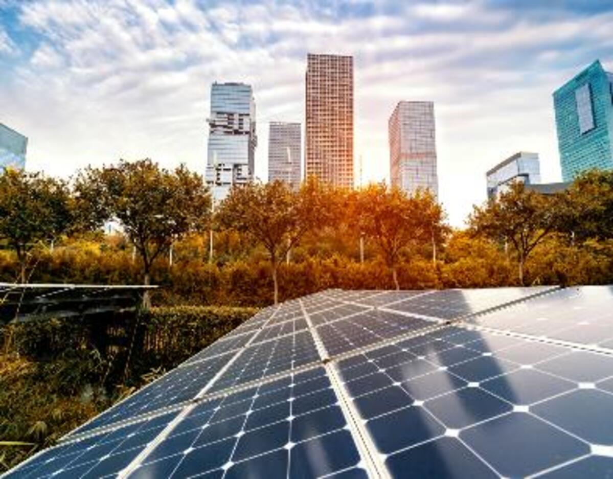 Penerapan ekonomi berkelanjutan yang mengedepankan pendekatan ramah lingkungan, seperti penggunaan panel surya, menjadi salah satu prioritas utama
