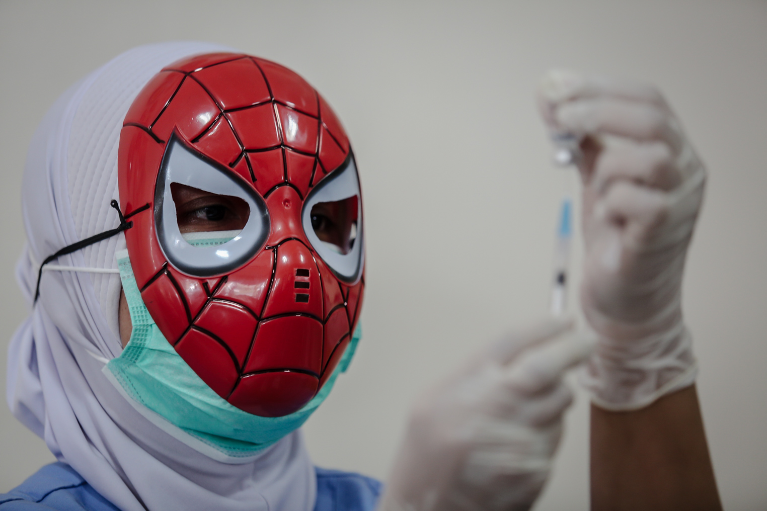 Petugas Kesehatan Kenakan Topeng Super Hero saat Berikan Suntik Vaksin Anak-anak