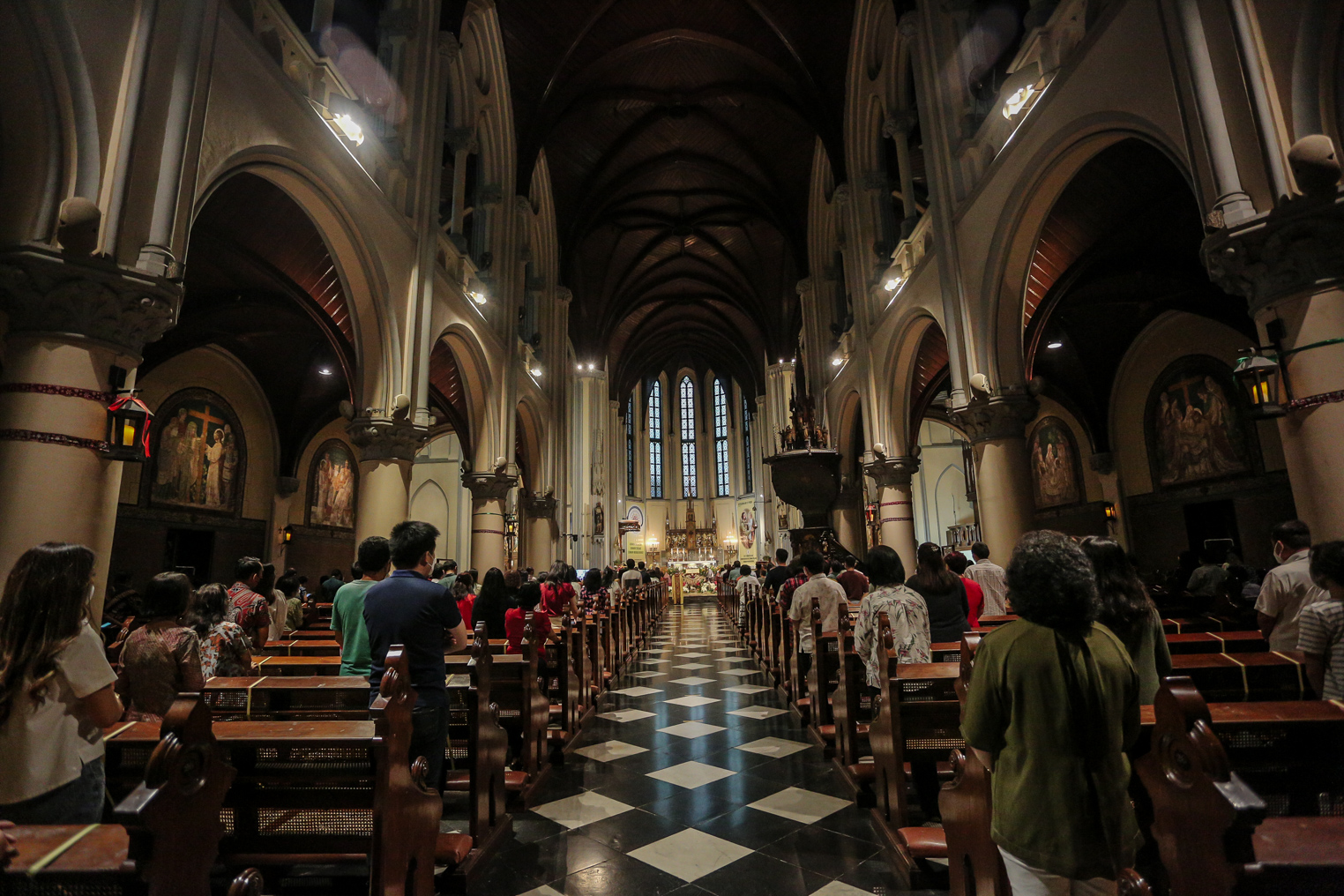 Khidmat Misa Malam Natal di Gereja Katedral