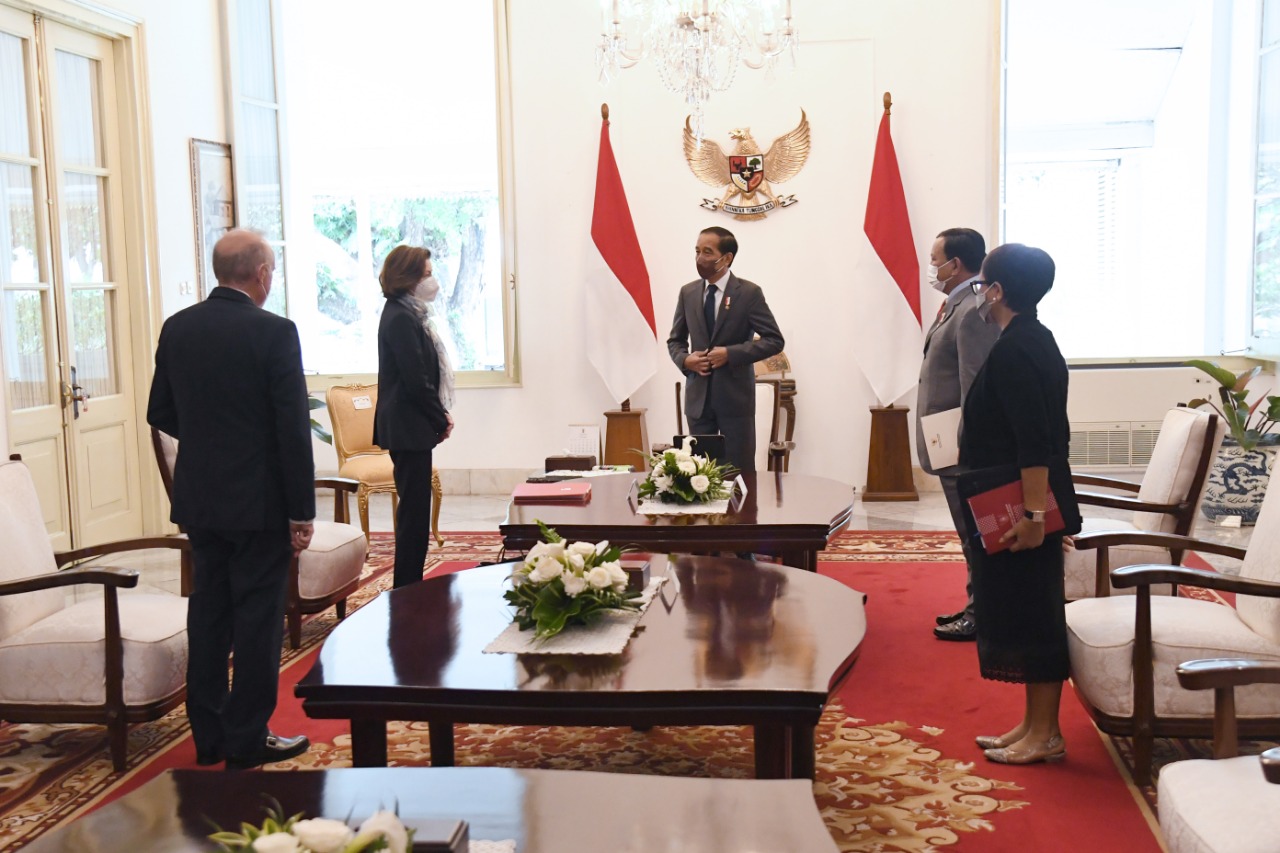 Presiden Joko Widodo menerima kunjungan Menteri Angkatan Bersenjata Republik Prancis, Florence Parly di Istana Merdeka Jakarta, Kamis (10/2).