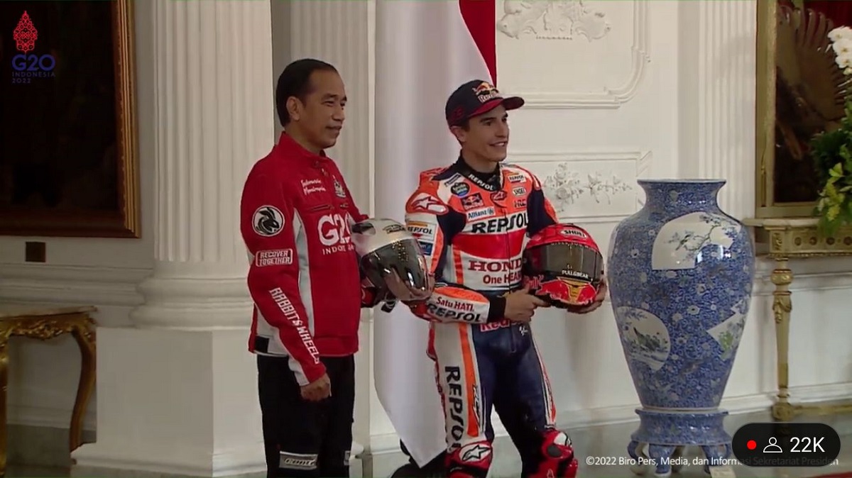 Presiden Joko Widodo berfoto bersama pembalap Marc Marquez di Istana Merdeka, Rabu (16/3). 
