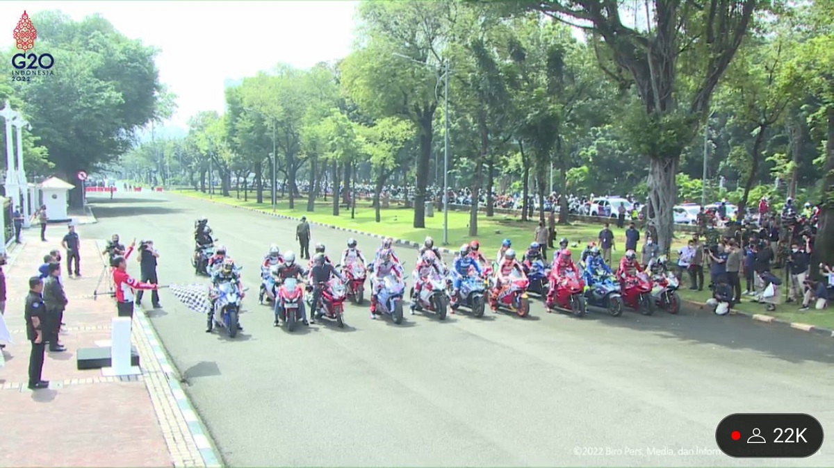 Presiden Joko Widodo saat melepas parade pembalap MotoGP di depan Istana Merdeka, Jakarta, Rabu (16/3).