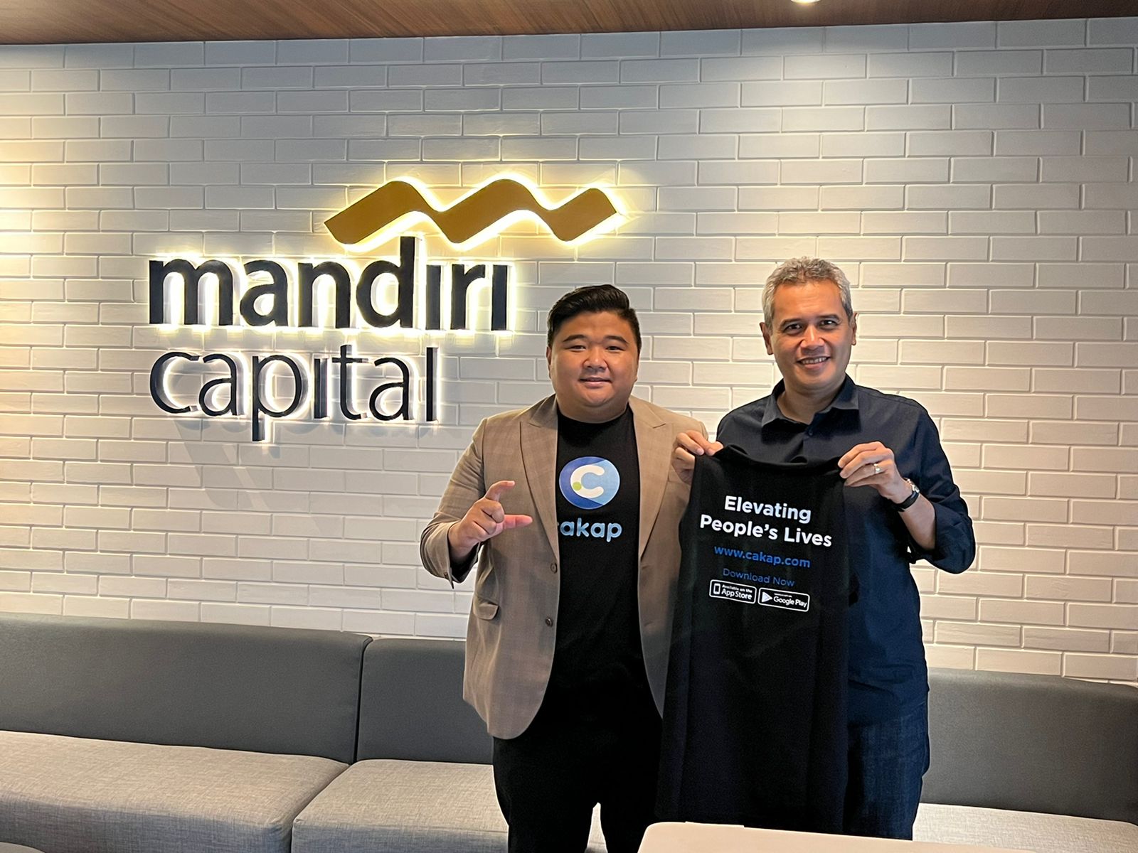 CEO Cakap Tomy Yunus dan CEO Mandiri Capital Indonesia Eddi Danusaputro 