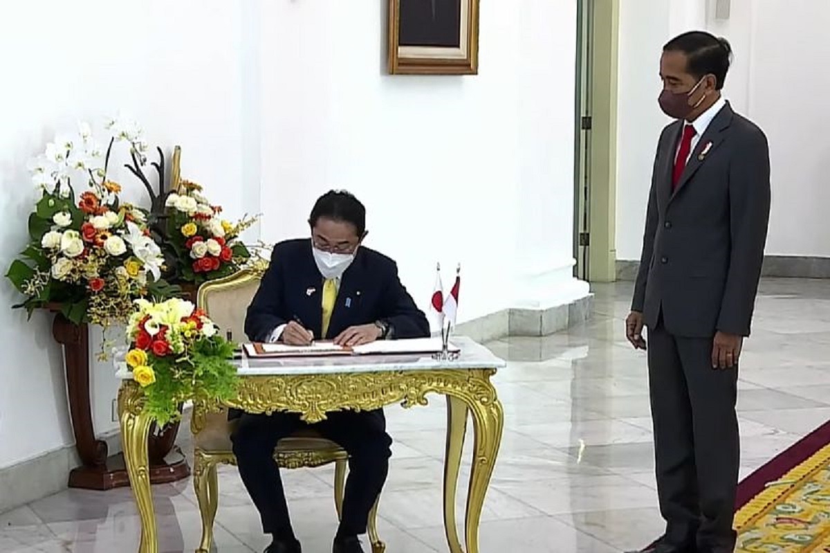 Presiden Jokowi dan PM Jepang Fumio Kishida. 