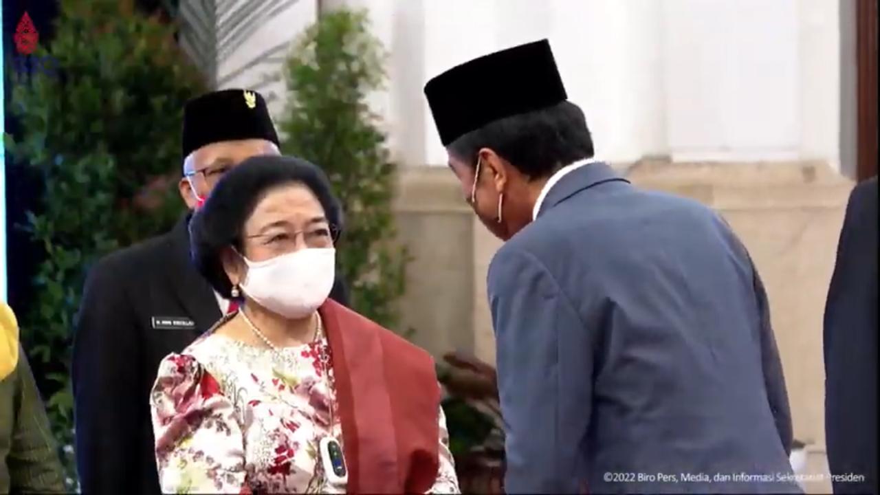Presiden Joko Widodo saat berbincang dengan Ketua Dewan Pengarah BPIP Megawati Soekarnoputri di Istana Negara, Jakarta, Selasa (7/6). Foto: Tangkapan 
