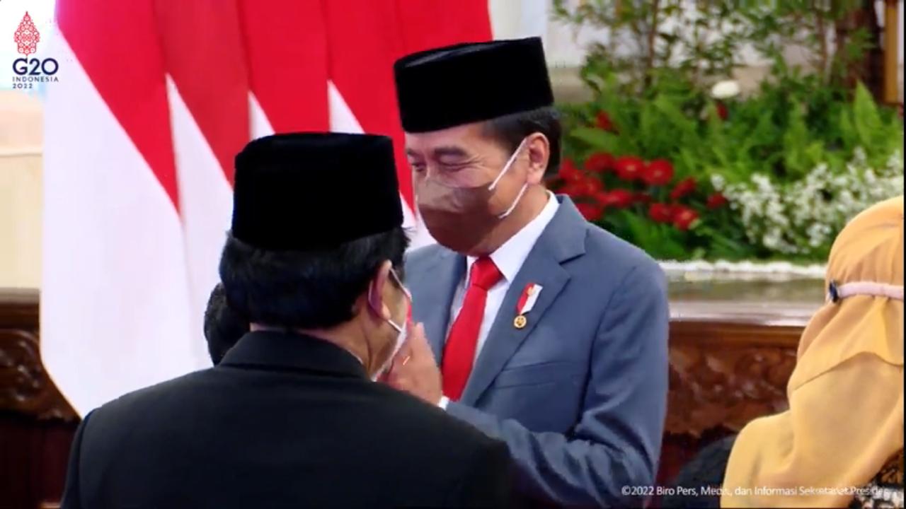 Presiden Joko Widodo saat berbincang dengan Ketua Dewan Pengarah BPIP Megawati Soekarnoputri di Istana Negara, Jakarta, Selasa (7/6). Foto: Tangkapan