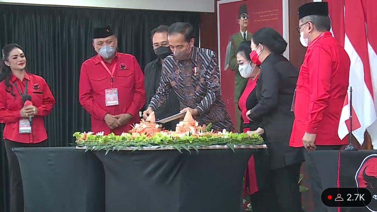 Presiden Joko Widodo saat merayakan ulang tahun di Sekolah Partai PDIP, Lenteng Agung, Jakarta, Selasa (21/6)/ Foto: Youtube PDIP