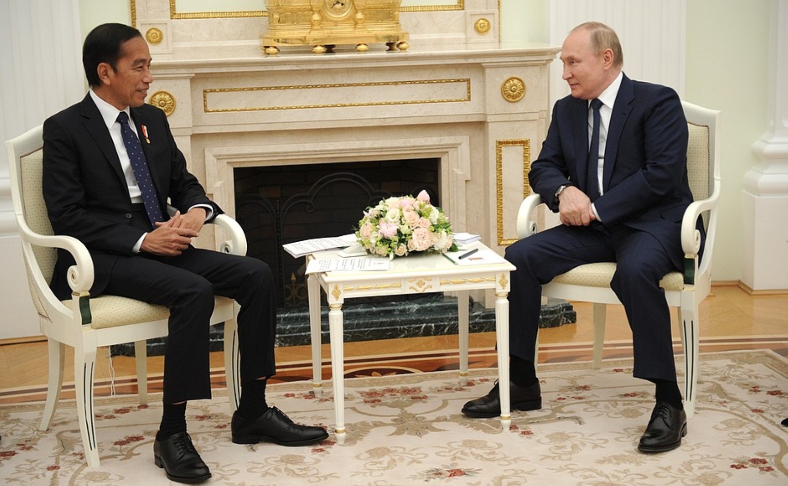 Presiden Joko Widodo (kiri) dan Presiden Rusia Vladimir Putin (kanan)