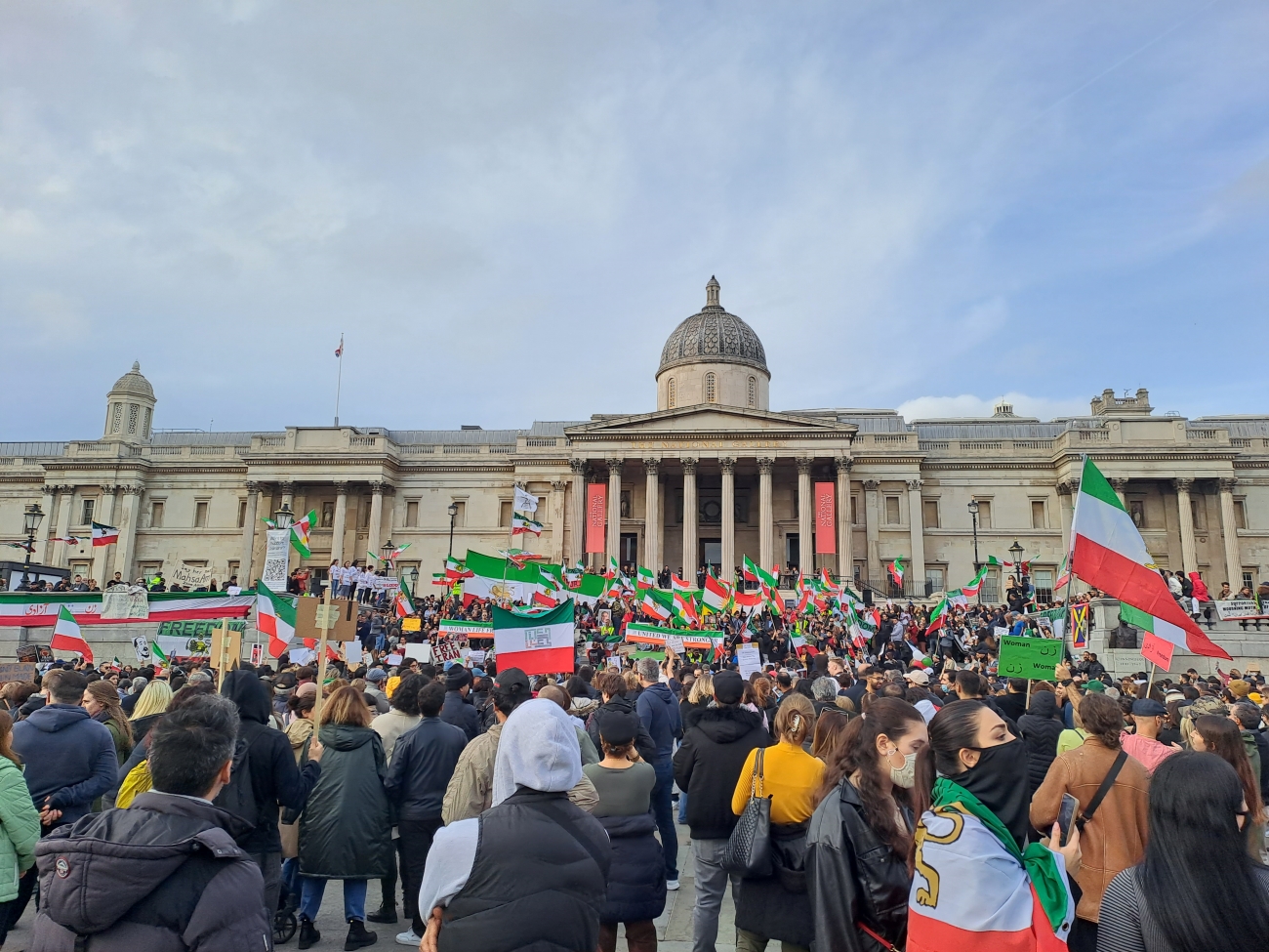 Turis dan aktivis memadati Trafalgar Square, London di akhir pekan