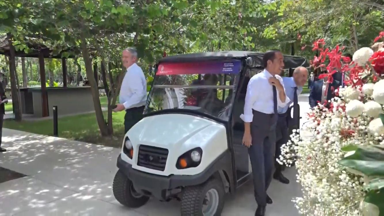 Presiden Joko Widodo dan pemimpin G20 tiba di lokasi makan siang di The Apurva Kempinski, Nusa Dua, Bali, Selasa (15/11). Foto: Youtube Sekretariat Pr