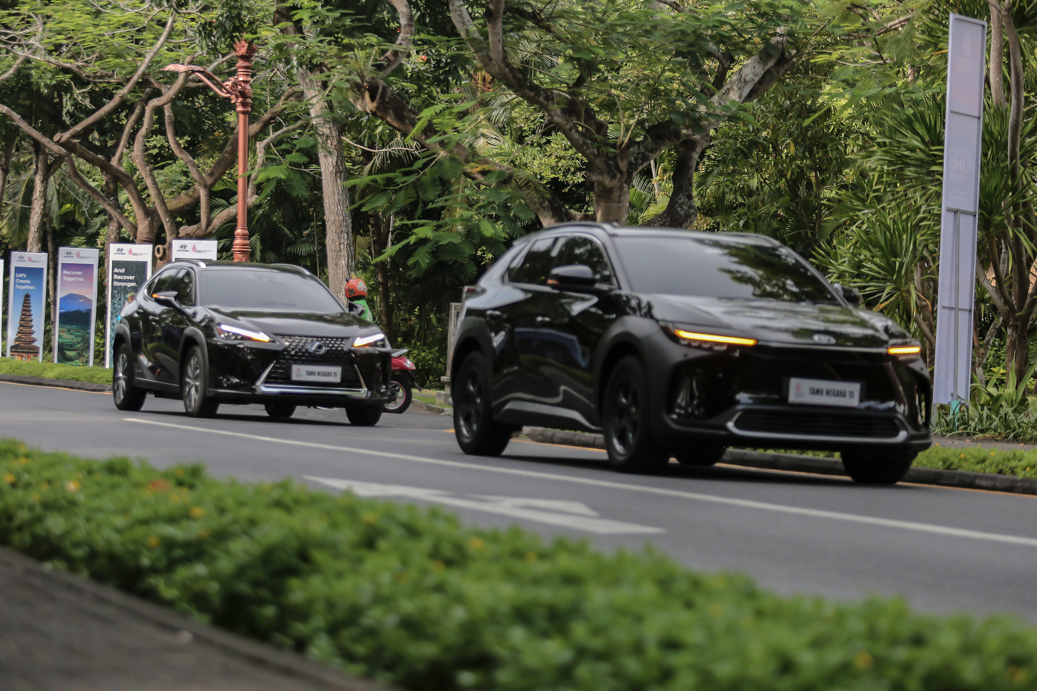 Toyota menyiapkan dua crossover SUV bertenaga baterai alias BEV (Battery Electric Vehicle) yakni Toyota bZ4X serta Lexus UX300e.