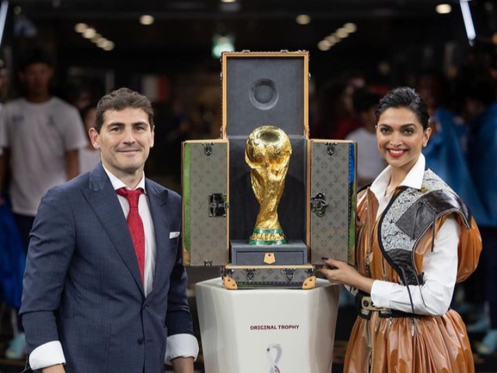Deepika Padukone saat Bawa Trofi Piala Dunia 2022