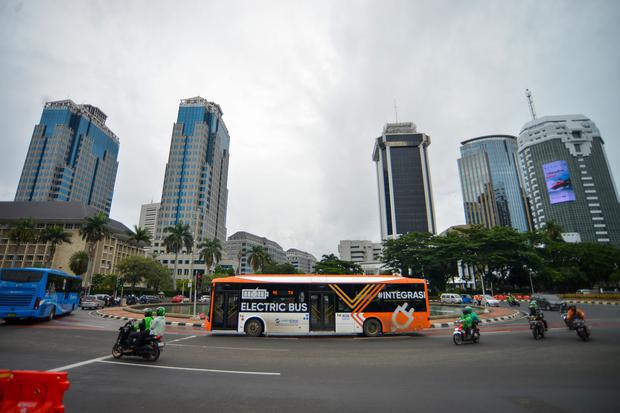 Bus listrik melintas di air mancur Thamrin