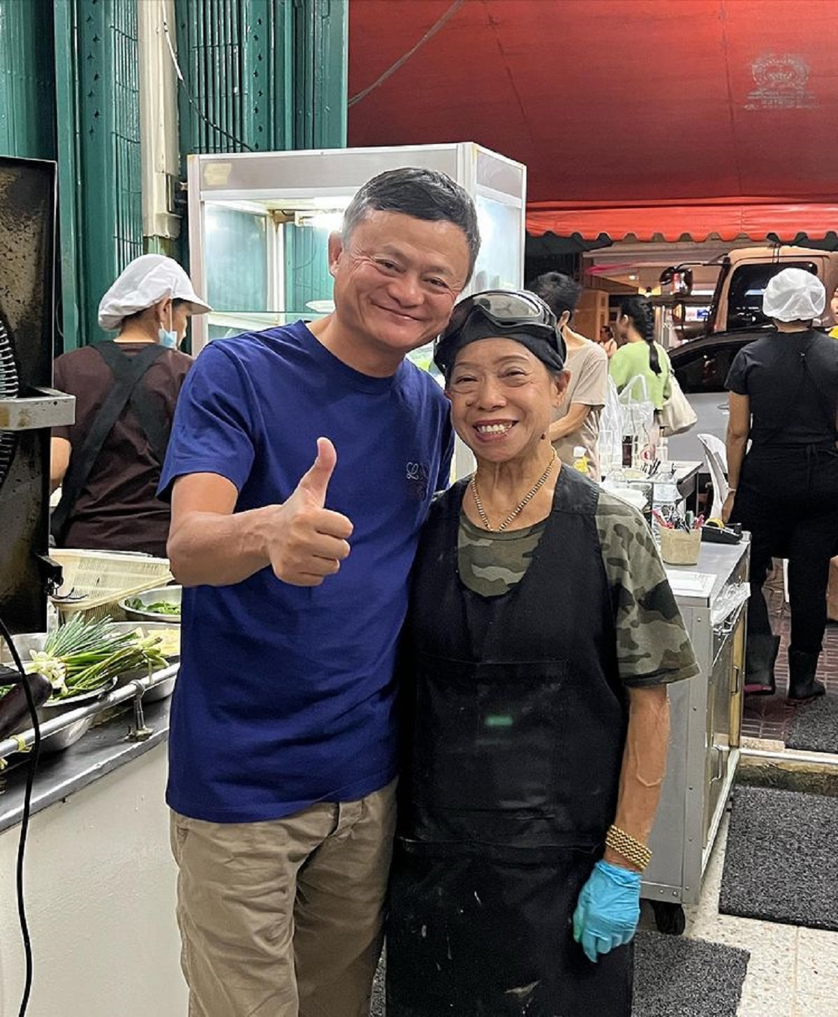 Jack Ma dengan koki Supinya Junsuta. Foto: Instagram Jay Fai.