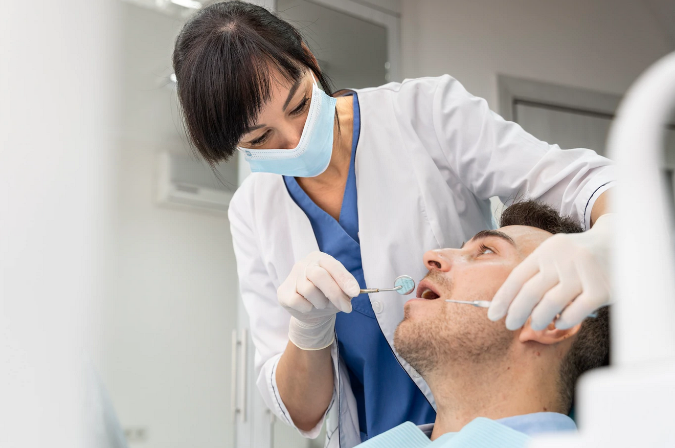 Ilustrasi, dokter gigi memeriksa pasiennya.