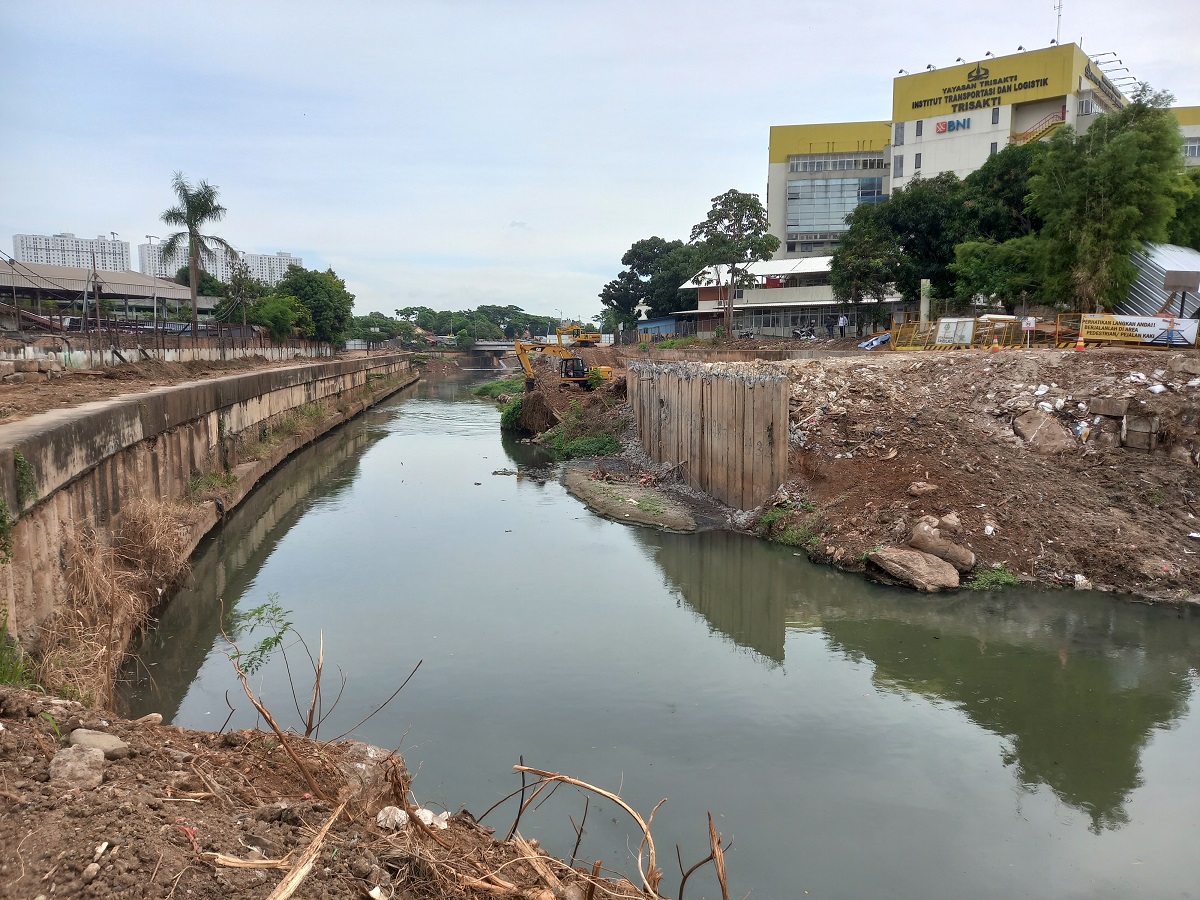 Proyek sodetan Kali Ciliwung di Jakarta Timur, Selasa (24/1). Foto: Andi M. Arief.