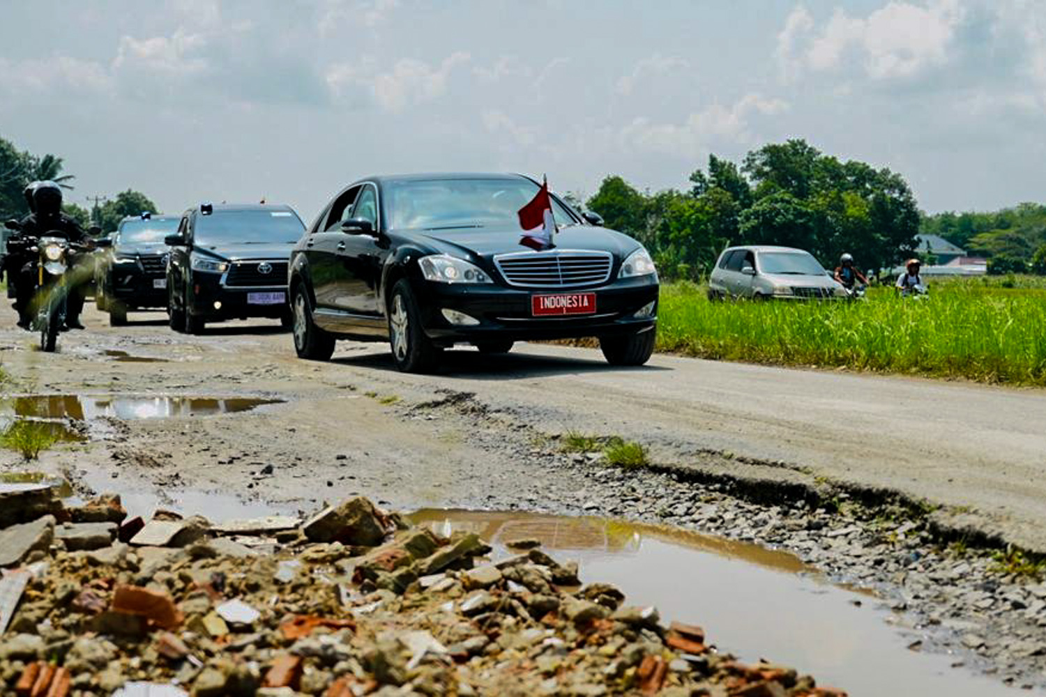 Presiden Jokowi Tinjau Kerusakan Ruas Jalan di Lampung