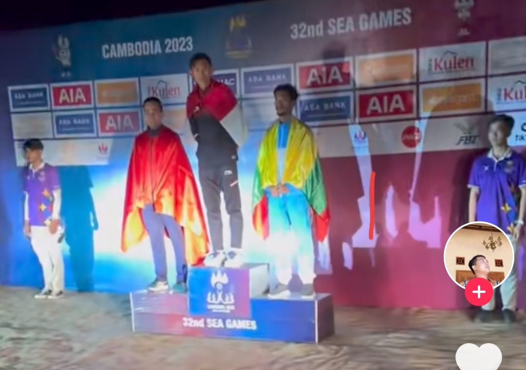 Pengalungan medali dengan menggunakan penerangan lampu mobil.