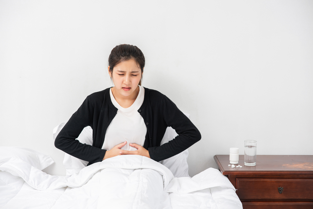 10 causas del dolor de estómago en el lado derecho y cómo tratarlas