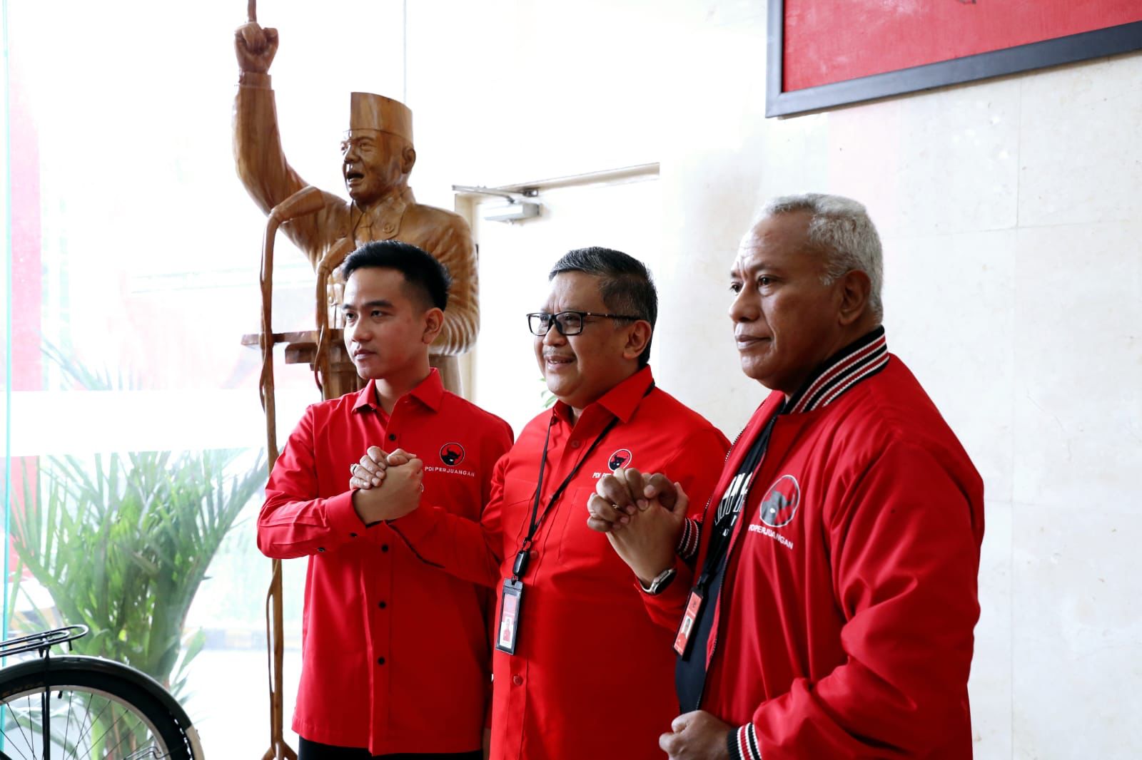 Wali Kota Solo Gibran Rakabuming Raka dan Sekretaris Jenderal PDI Perjuangan (PDIP) Hasto Kristiyanto di DPP PDIP, Menteng, Jakarta Pusat, Senin (22/5