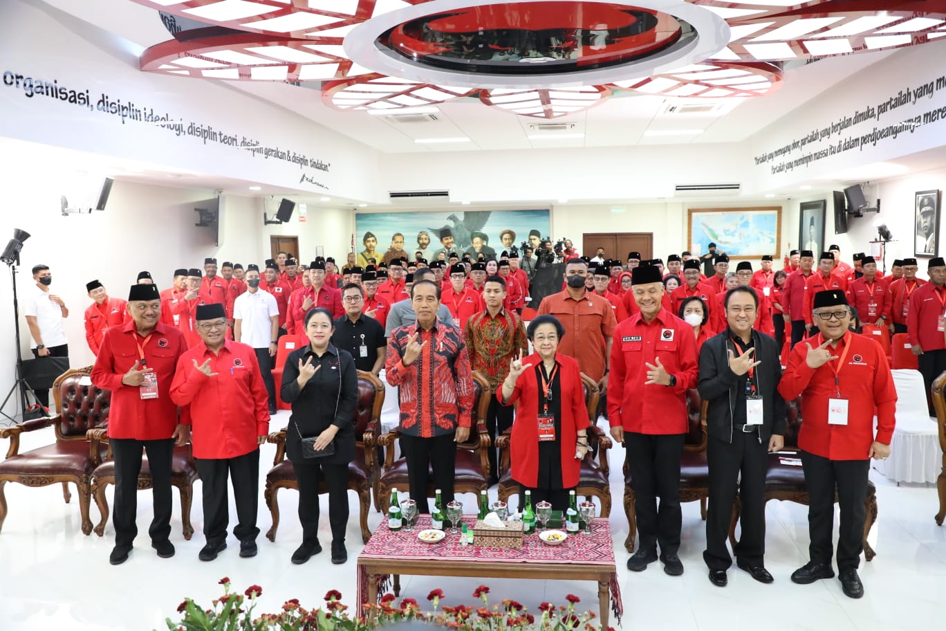 Presiden Joko Widodo, Ketua Umum PDIP Megawati Soekarnoputri, dan Gubernur Jawa Tengah Ganjar Pranowo dalam Rakernas III PDIP di Jakarta, Selasa (6/6)