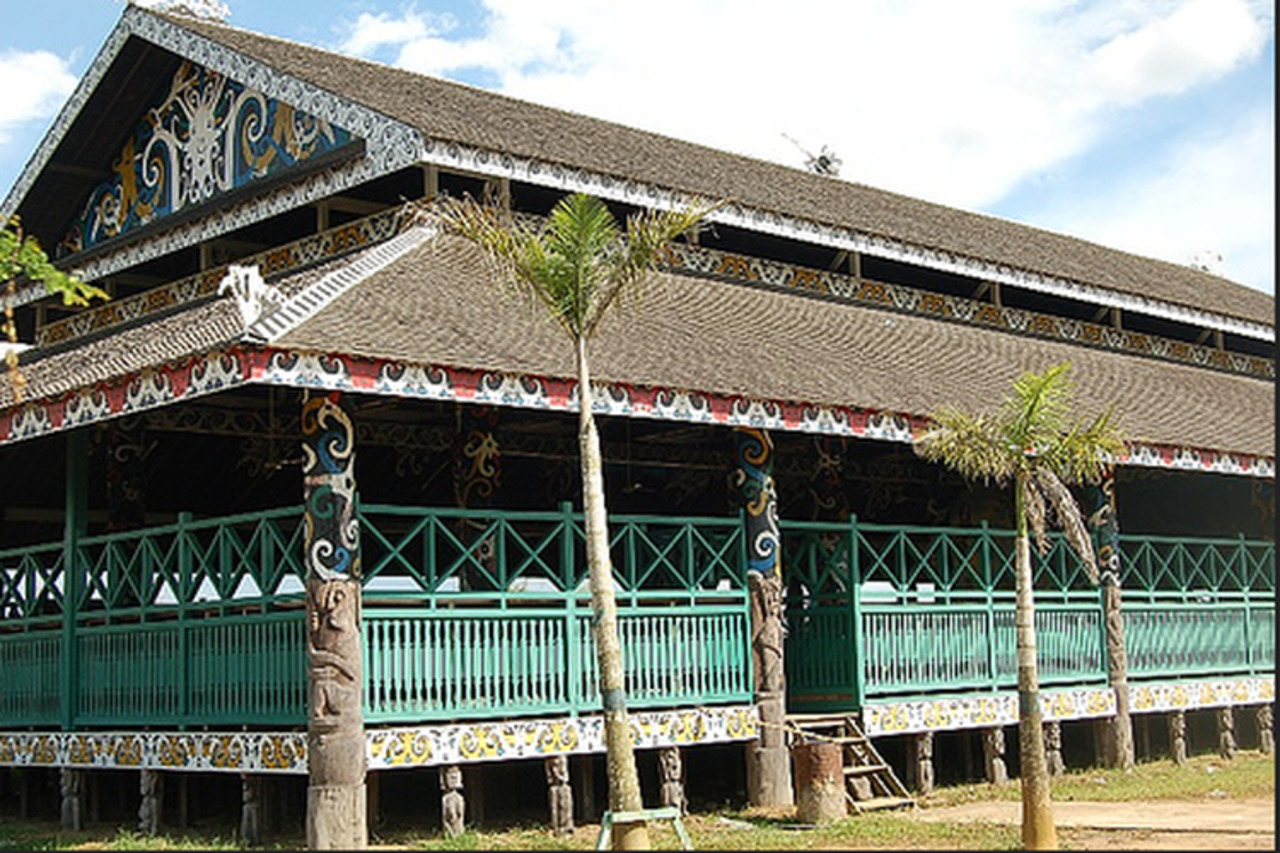 Rumah Adat Suku Dayak