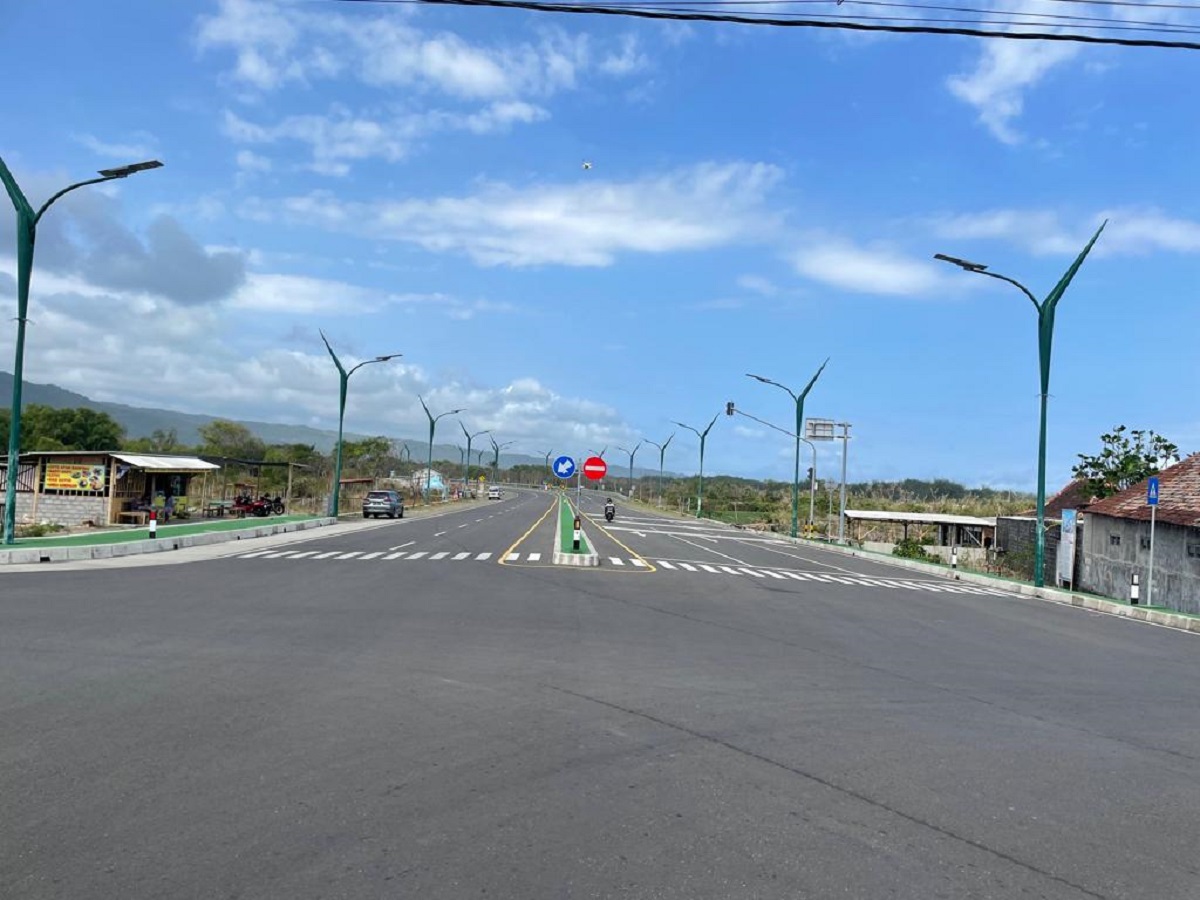 Jalan Pantai Selatan di Kabupaten Bantul, DI Yogyakarta. Foto: Nadya Zahira.