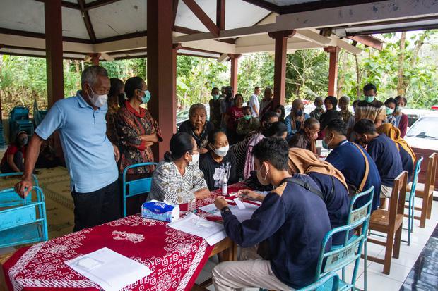 Pengambilan sampel darah kasus Antraks Gunungkidul