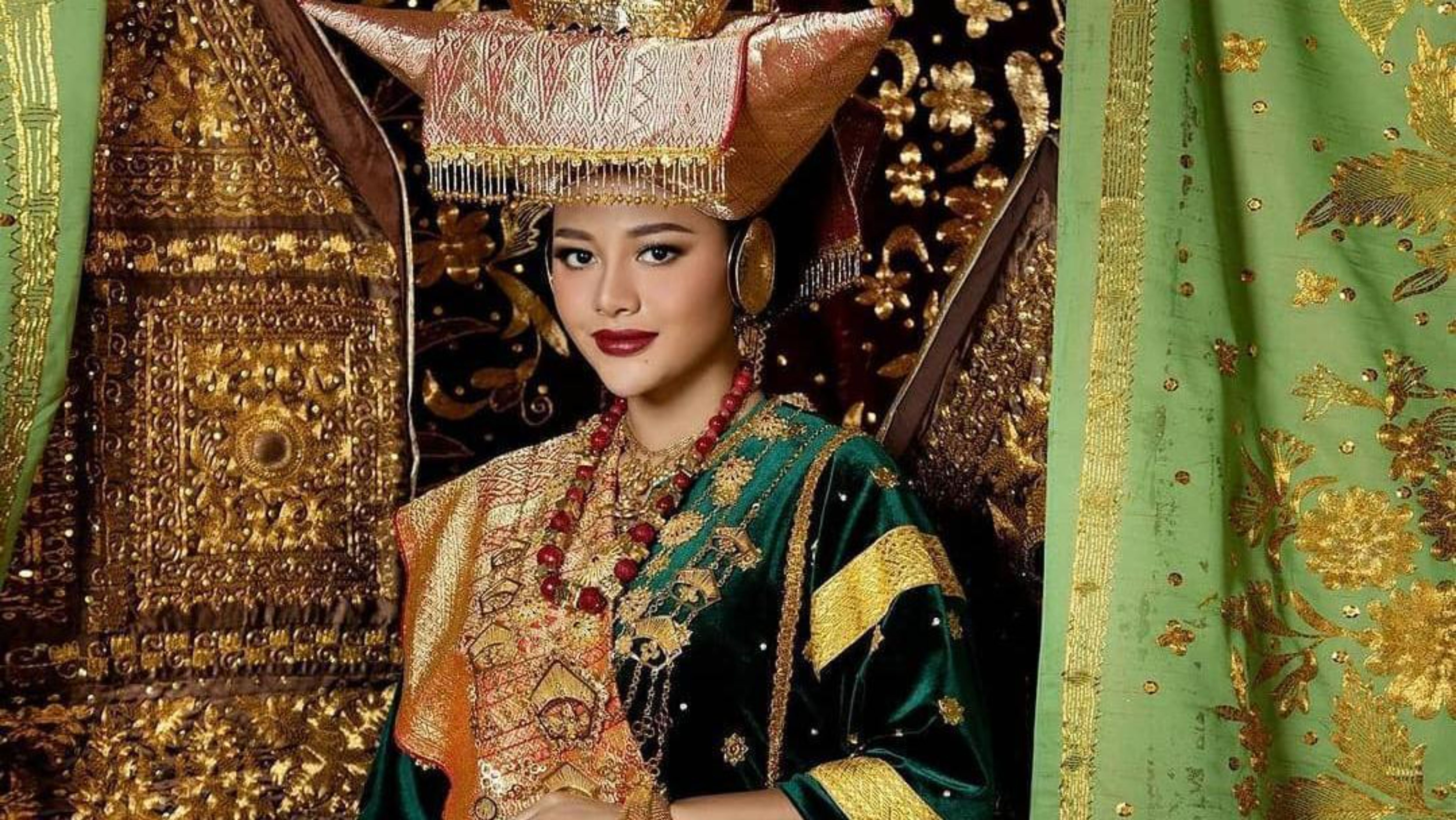5 Pakaian Adat Sumatera Barat, dari Limpapeh hingga Bundo Kanduang