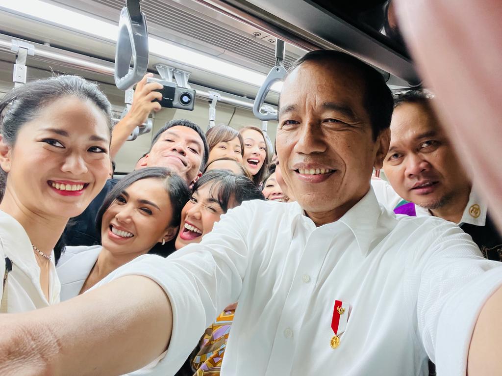 Jokowi dan Pekerja Seni Naik LRT