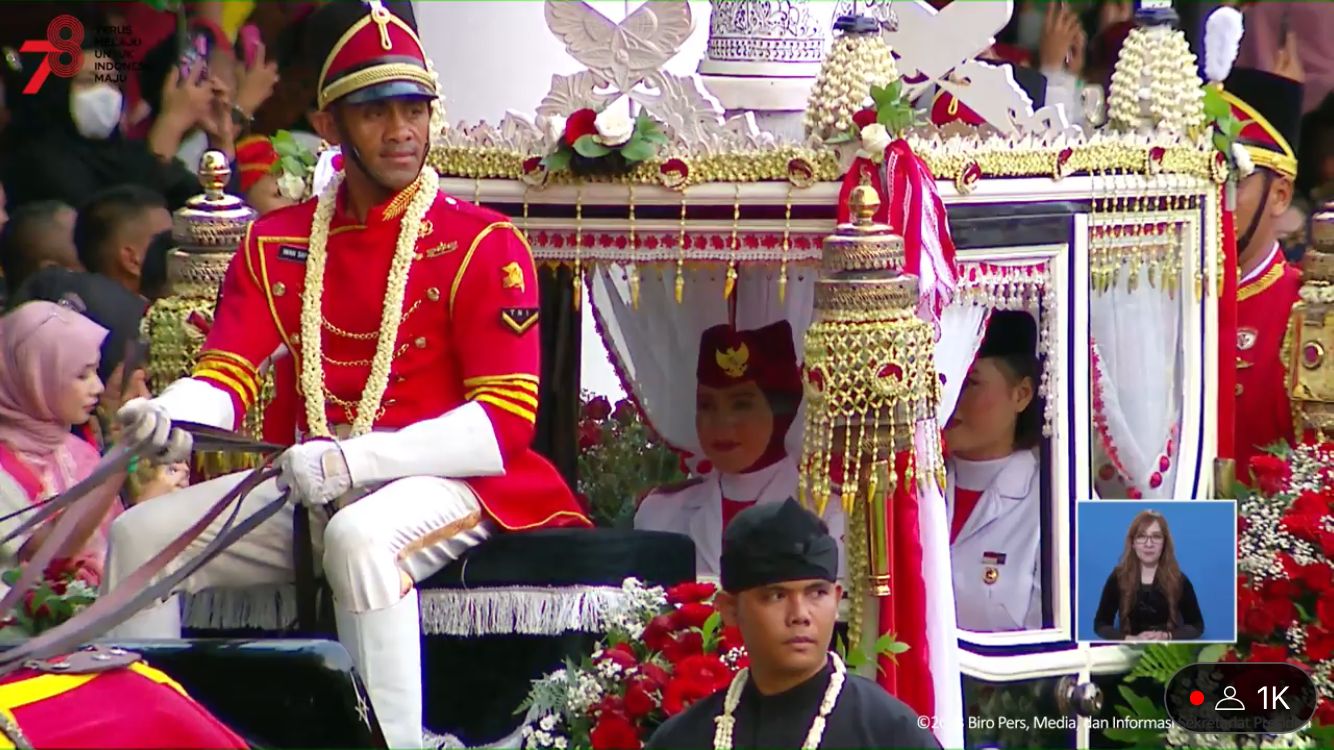 Dua Anggota Paskibraka membawa Bendera Merah Putih dan duplikat Teks Proklamasi dari Istana Merdeka ke Monas, Jakarta, Kamis (17/8). Foto: Youtube/Sek