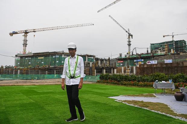 Presiden Jokowi meninjau pembangunan Istana Negara IKN
