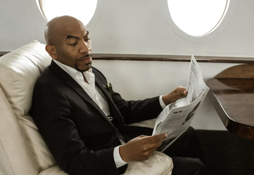 Ilustrasi Membaca Berita Mengidentifikasi Hoaks