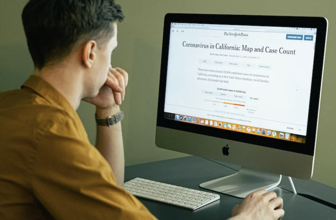 Ilustrasi Membaca Berita Mengidentifikasi Hoaks