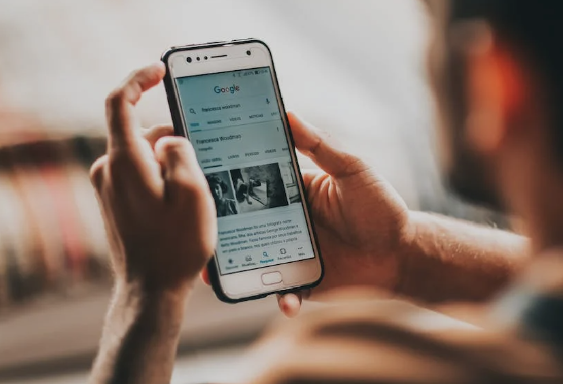 Ilustrasi Membaca Berita Mengidentifikasi Hoaks