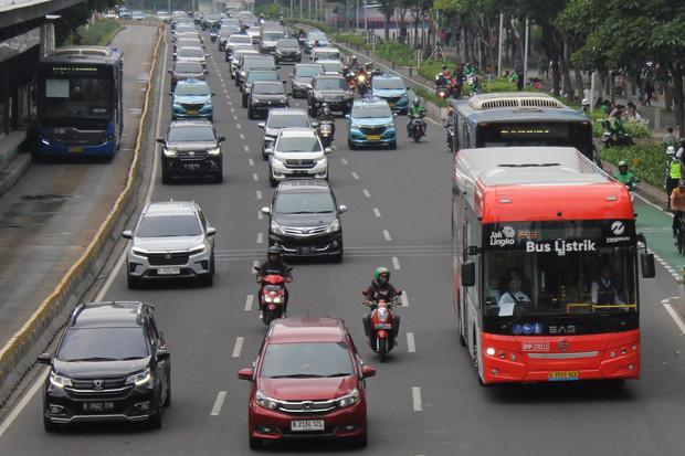 Mobil listrik Transjakarta melintas di kawasan sudirman