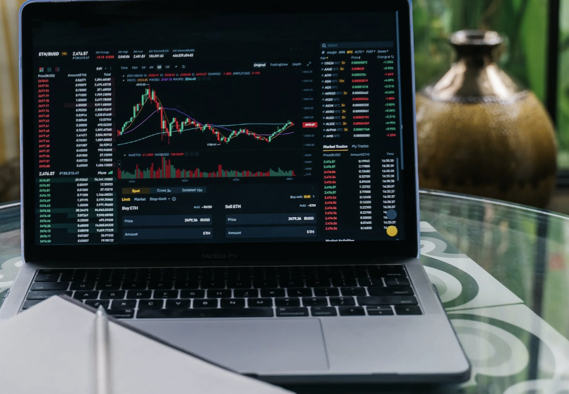 Pemula belajar investasi saham melalui video tutorial