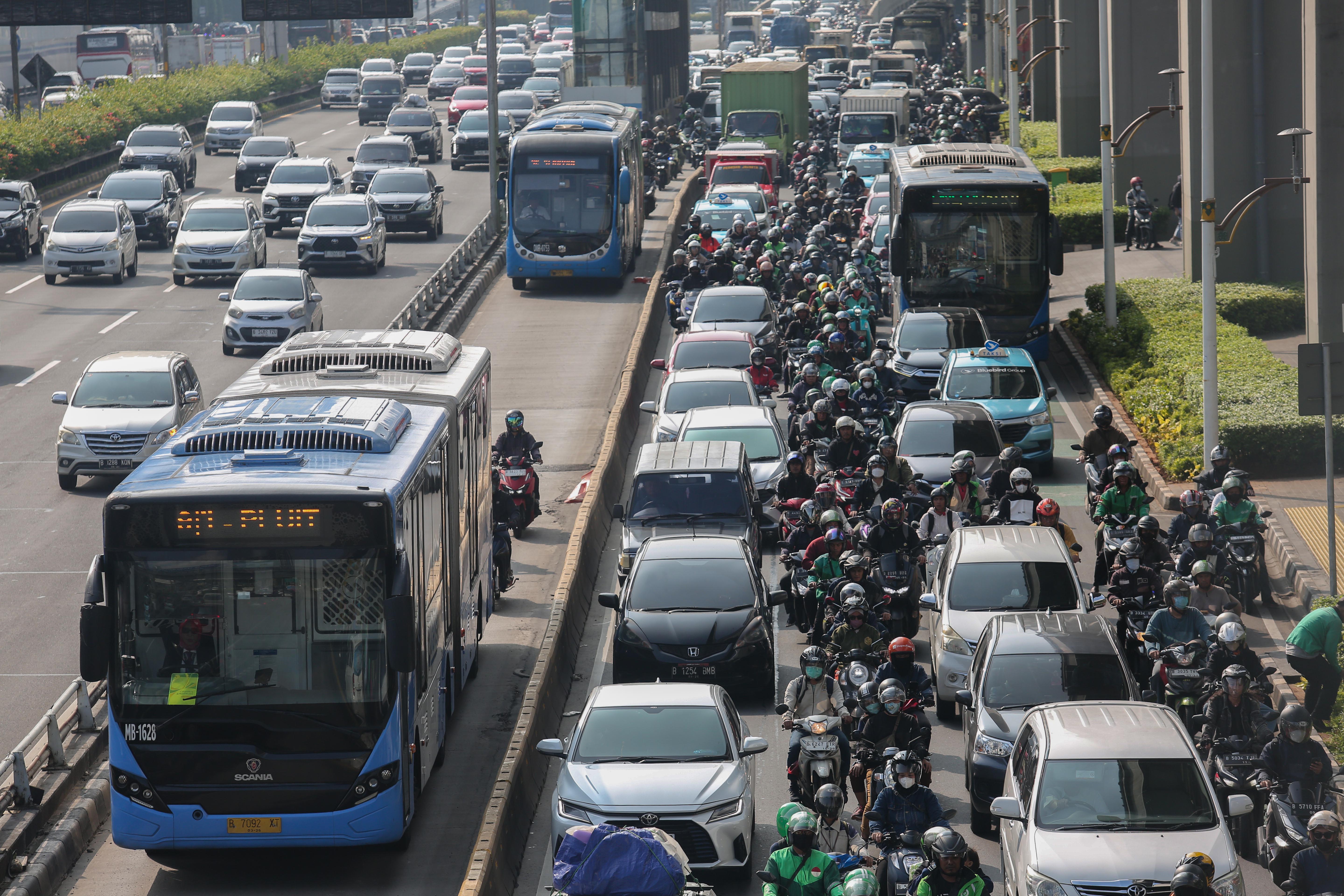 Sejumlah kendaraan terjebak kemacetan