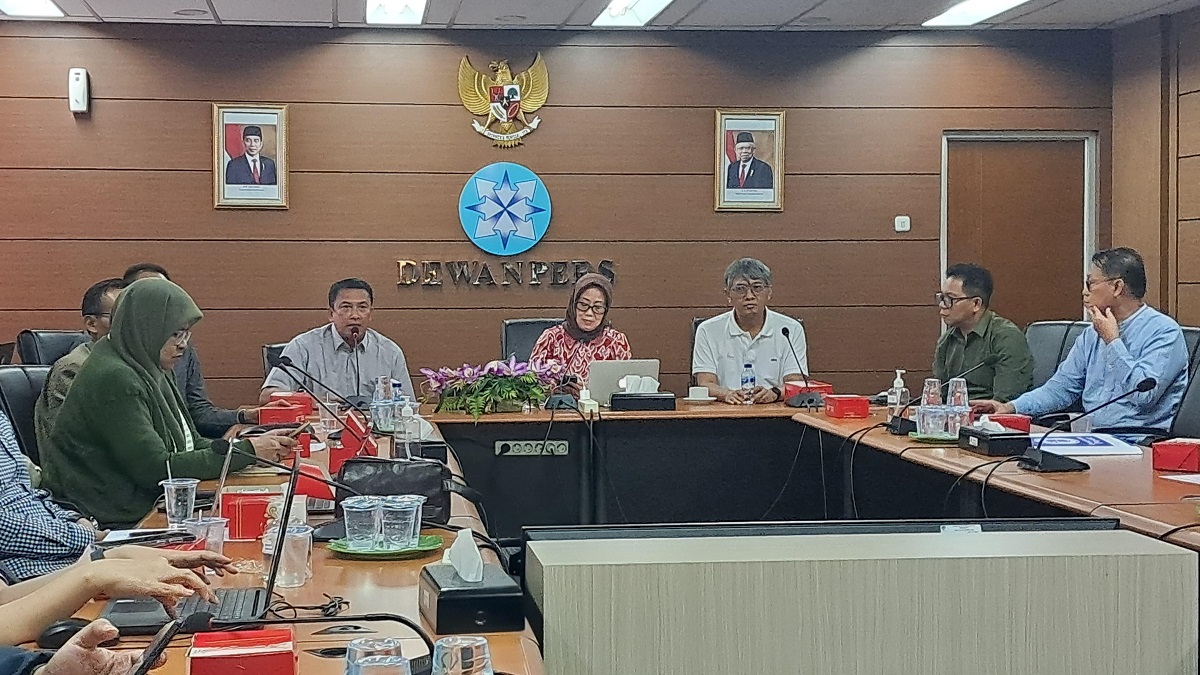 Konferensi pers Dewan Pers untuk merespons pembahasan RUU Penyiaran di Jakarta, Selasa (14/5). Foto: Amelia Yesidora