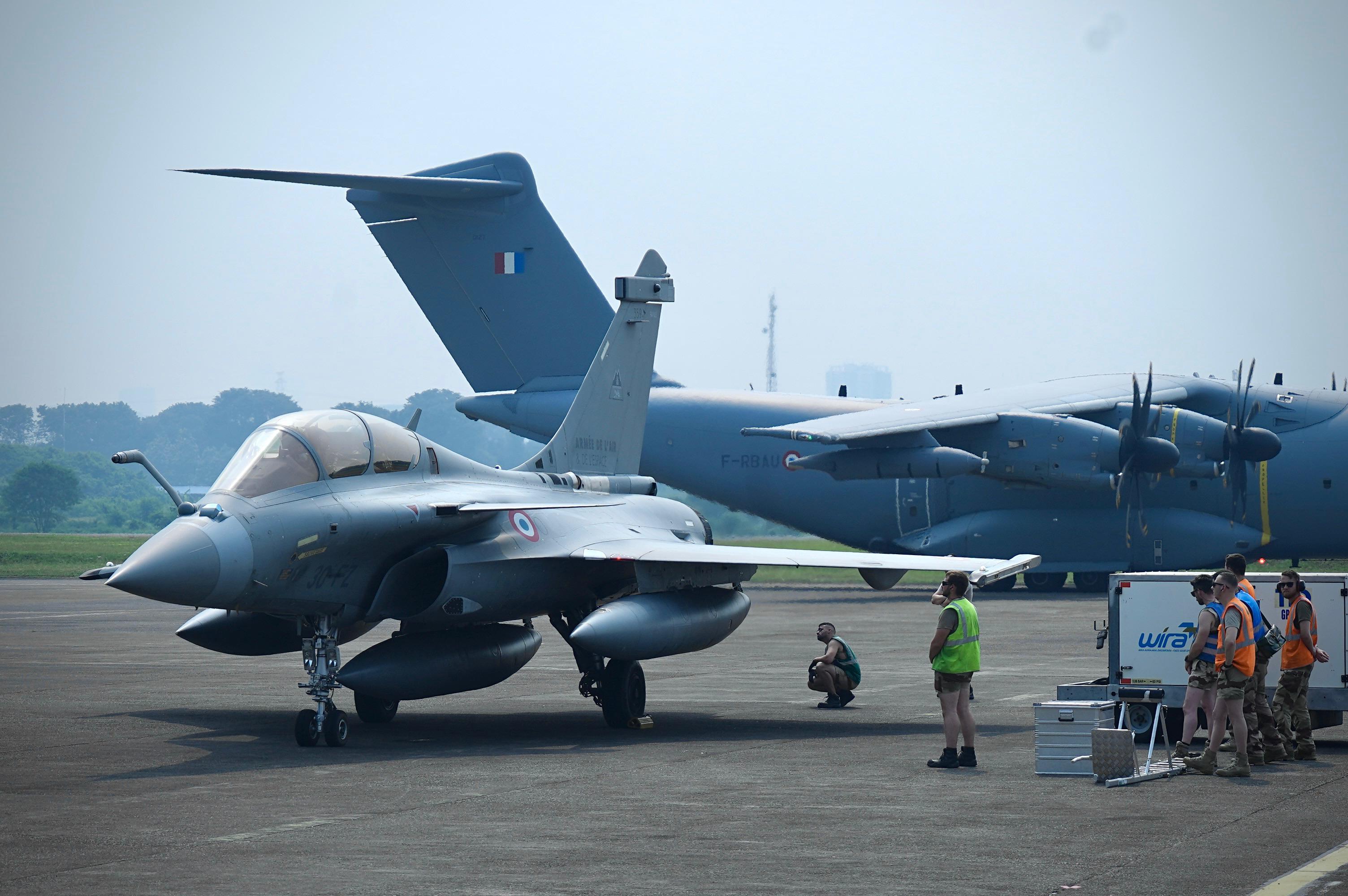 Jet tempur Dassault Rafale milik Angkatan Udara Prancis di Lanud Halim Perdanakusuma, Jakarta, Selasa (24/7). Foto: Wahyu Dwi Jayanto/Katadata