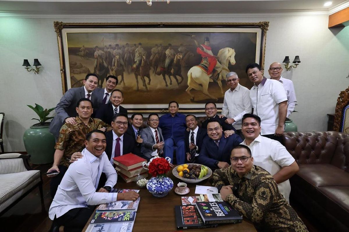 Prabowo Subianto berfoto bersama politikus muda Partai Gerindra, Sumber: Instagram @prasetyo_hadi28
