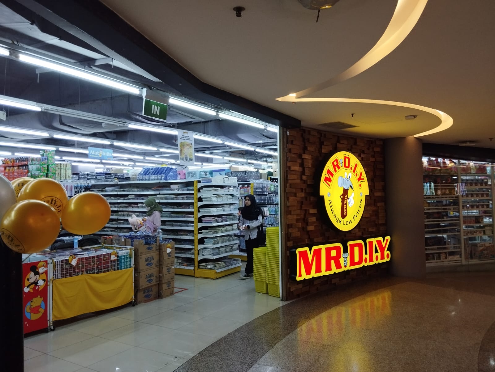 Gerai MR DIY di Plaza Blok M